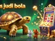 Experience the excitement of situs judi bola with a vibrant slot machine scene and animated characters.